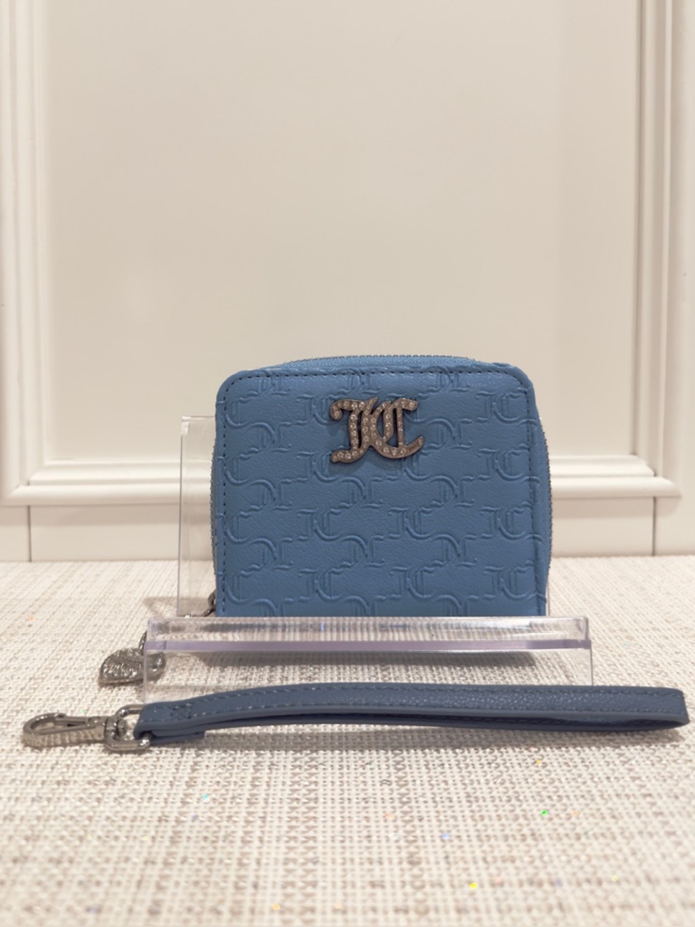 ✨🩵 Juicy Couture That Bling Blue Heritage Embossed Small Wristlet Wallet - Picture 5 of 15